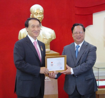 มอบเข็มที่ระลึกเพื่อสันติภาพมิตรภาพระหว่างประชาชาติให้แก่เอกอัครราชทูตสาธารณรัฐเกาหลี